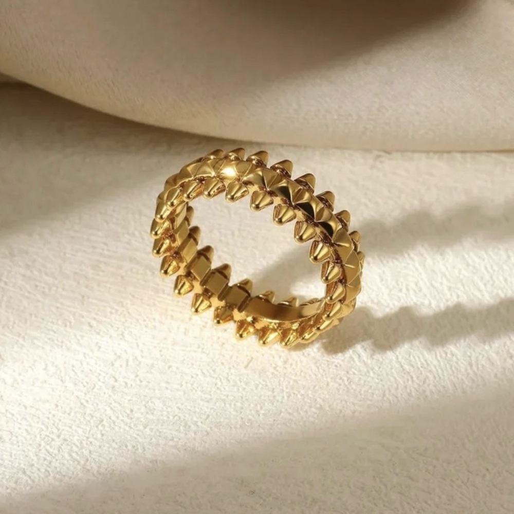 Gorgeous Holiday Clash Gold Spiked Fashion Ring - NWOT Women Size 7-8 multiple